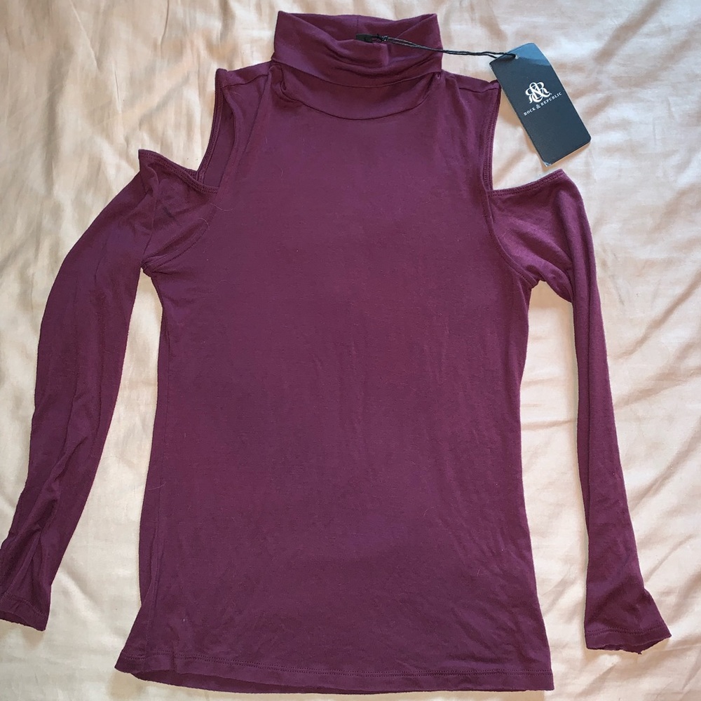 Rock & Republic cold shoulder top